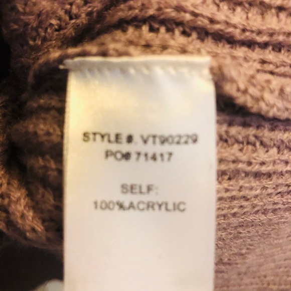 V next sweater - Picture 3 of 3